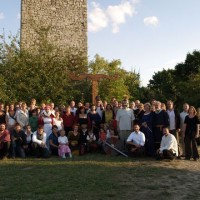 Hochzeitsgesellschaft vor der Yggdrasil