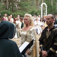 Brautpaar vor den Priestern