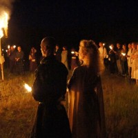 Brautpaar am Sonnenwendfeuer