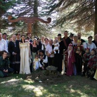 Hochzeitsgesellschaft vor der Irminsul