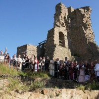 Hochzeitsgesellschaft vor der Burgruine Frauenstein
