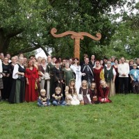 Hochzeitsgesellschaft unter der Irminsul