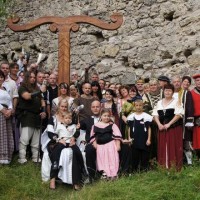 Hochzeitsgesellschaft unter der Irminsul