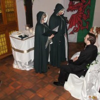 Jennifer und Till vor dem Priesterpaar