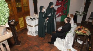 Jennifer und Till vor dem Priesterpaar