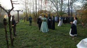 Vor den Priestern im Kreis